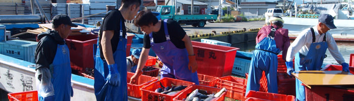 じゅうふく水産の店舗とスタッフ